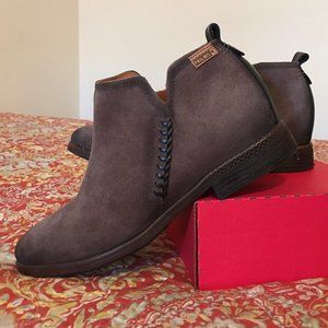 PIKOLINOS Ordino Suede Bootie 39M in Lead